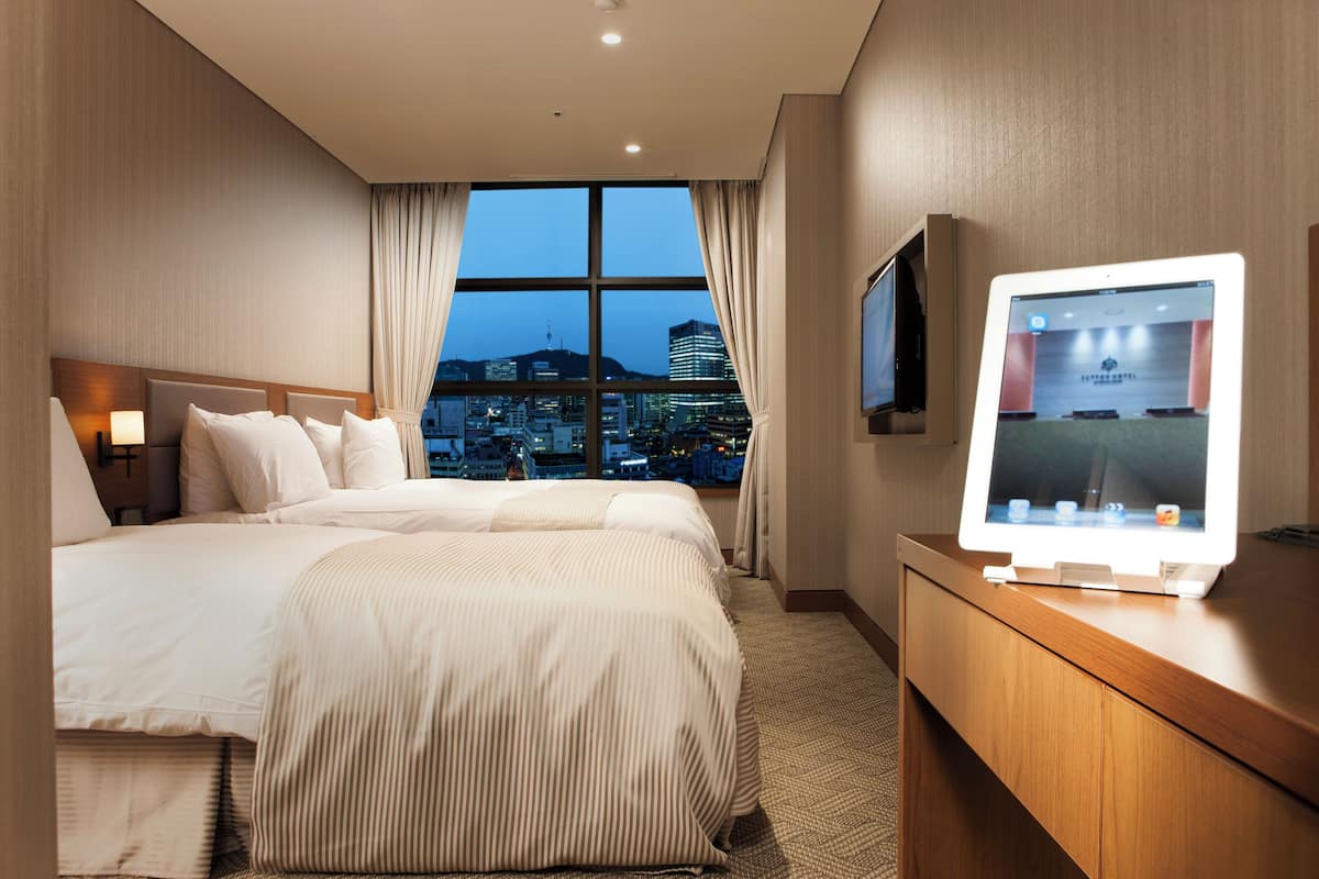 Standard Triple Room | In-room safe, individually decorated, individually furnished, desk