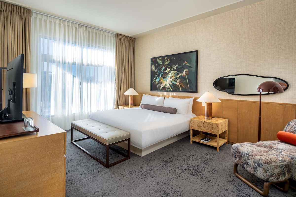 Premium bedding, down duvets, minibar, in-room safe