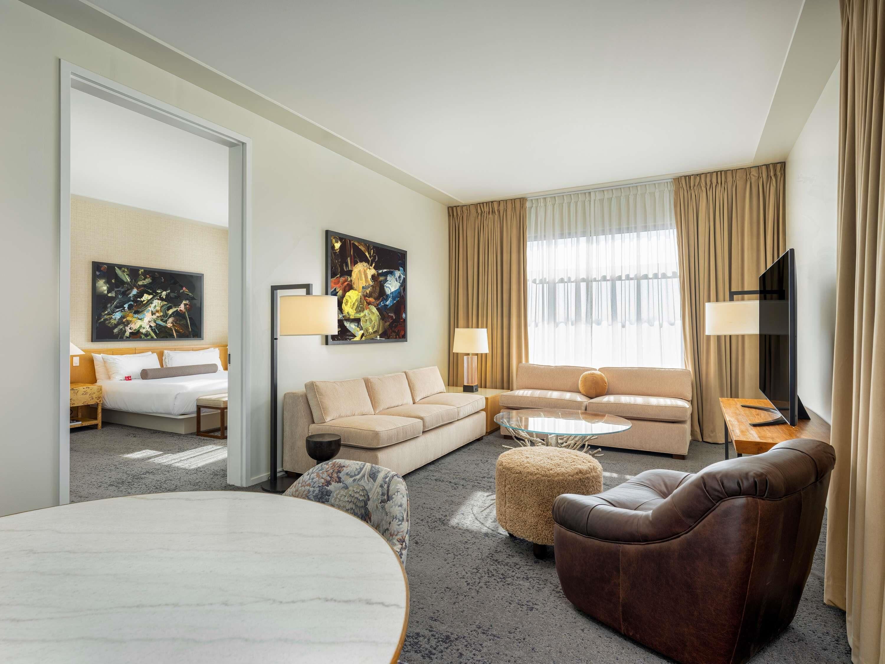 ห้องสวีท, เตียงคิงไซส์ 1 เตียง | เครื่องนอนระดับพรีเมียม, ผ้านวมขนเป็ด, มินิบาร์, ตู้นิรภัยในห้องพัก