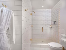 Ropa de cama de alta calidad, cubrecamas y minibar 