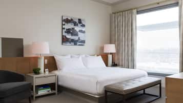 Ylelliset vuodevaatteet, untuvapeitot, minibaari, tallelokero huoneessa