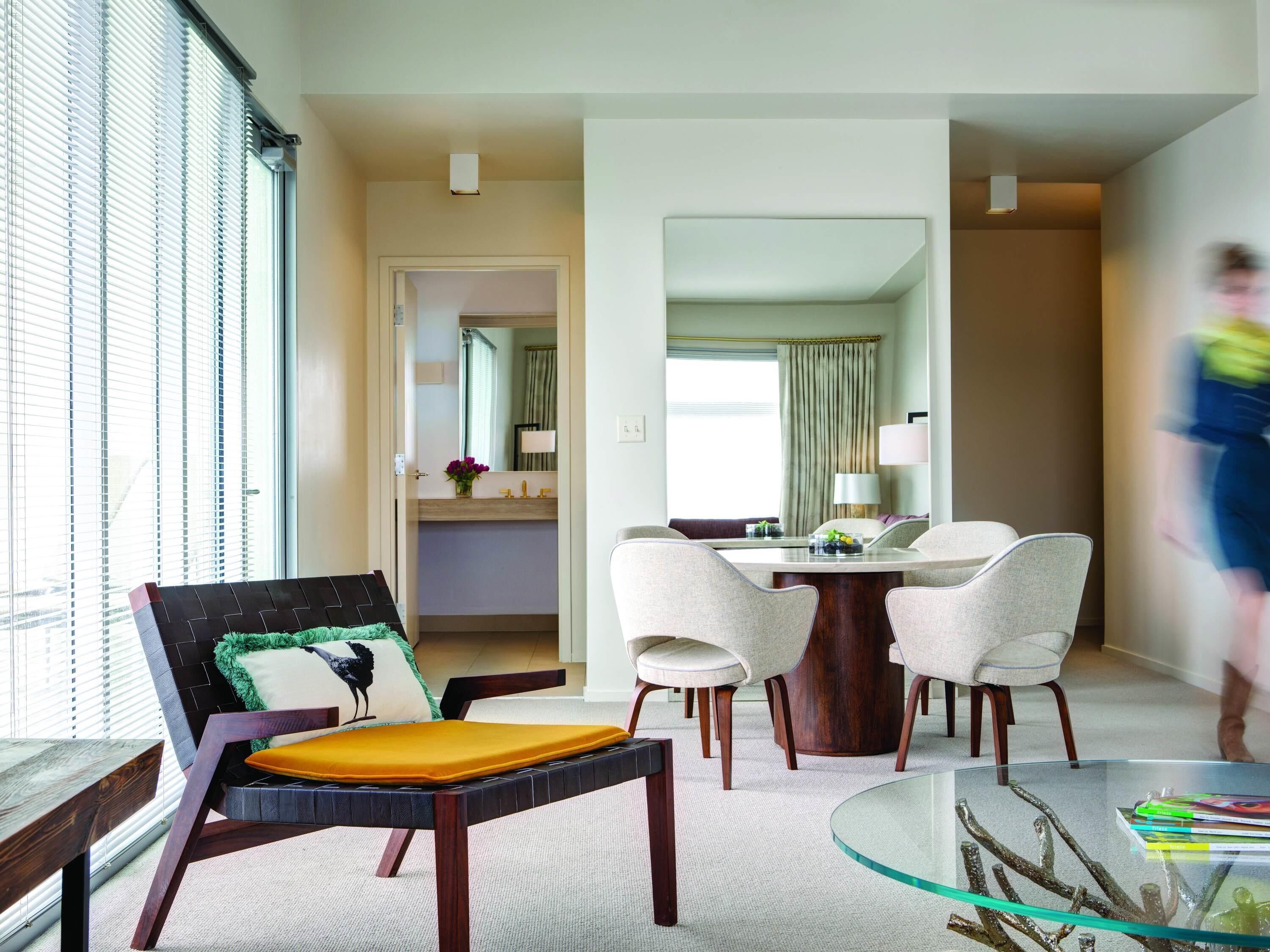 Ylelliset vuodevaatteet, untuvapeitot, minibaari, tallelokero huoneessa