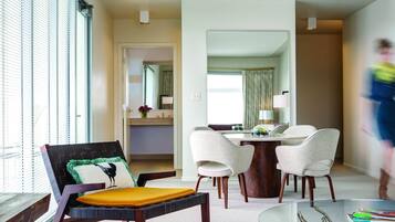 Ylelliset vuodevaatteet, untuvapeitot, minibaari, tallelokero huoneessa