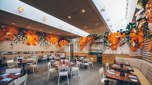 A spacious restaurant with high ceilings, modern lighting, and a variety of seating arrangements including tables and booths. - 21c Museum Hotel Bentonville (Bentonville)