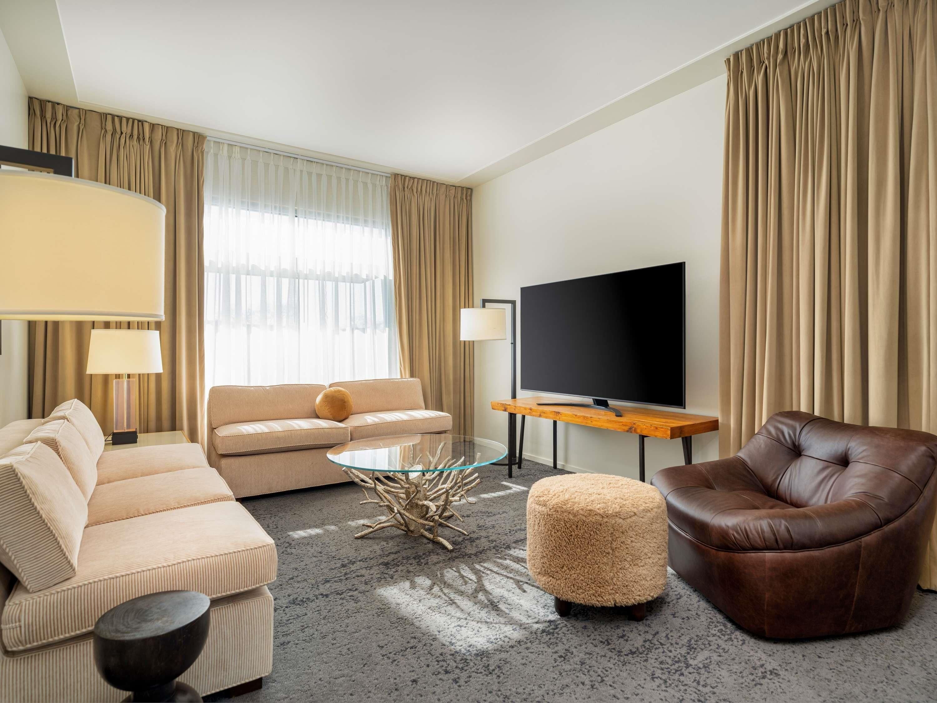 Suite, 1 kingsize-seng | Sengetøy av topp kvalitet, dundyner, minibar og safe på rommet