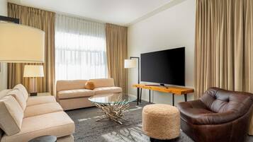 Suite, 1 kingsize-seng | Sengetøy av topp kvalitet, dundyner, minibar og safe på rommet