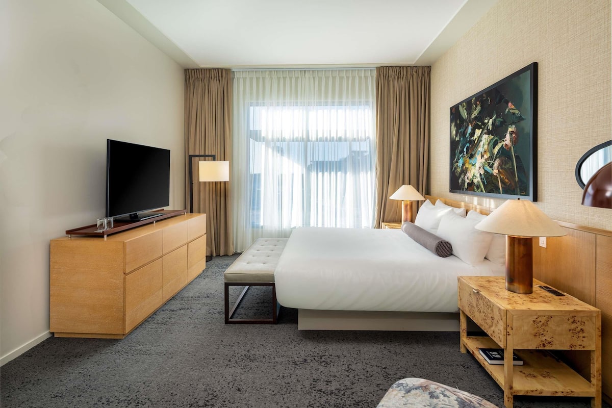 Premium bedding, down duvets, minibar, in-room safe