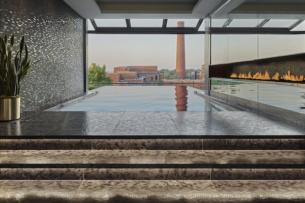 Piscine couverte, piscine extérieure, parasols de plage, chaises longues