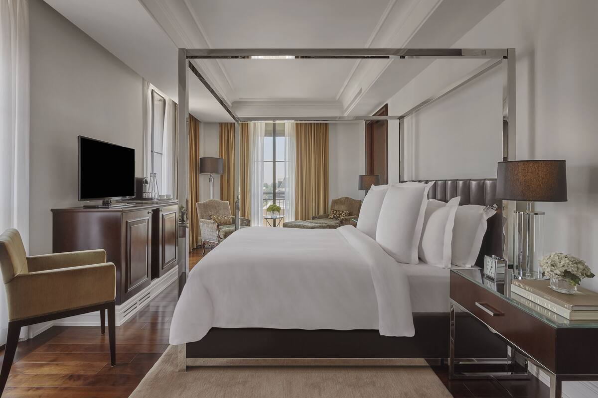 Premier Room, 1 King Bed, Corner | Premium bedding, pillowtop beds, minibar, in-room safe