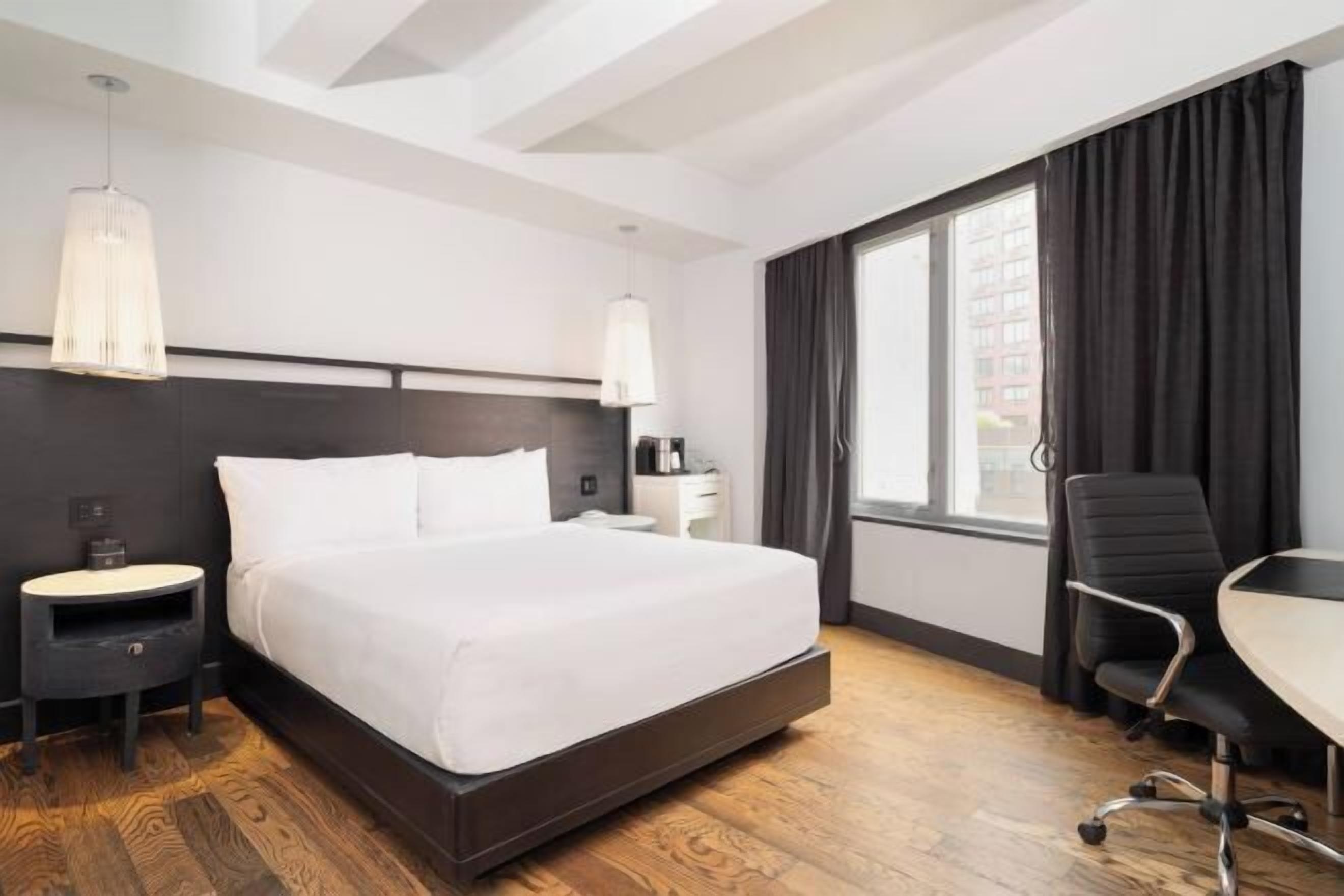 Sengetøy av topp kvalitet, dundyner, minibar og safe på rommet