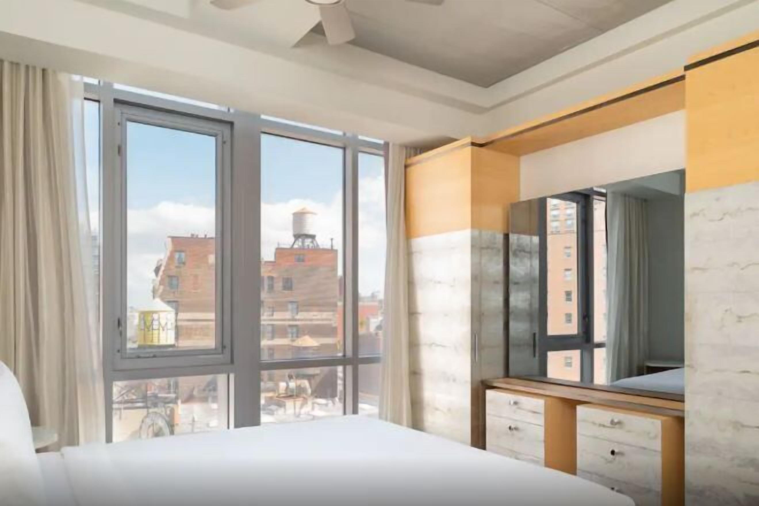 Sengetøy av topp kvalitet, dundyner, minibar og safe på rommet