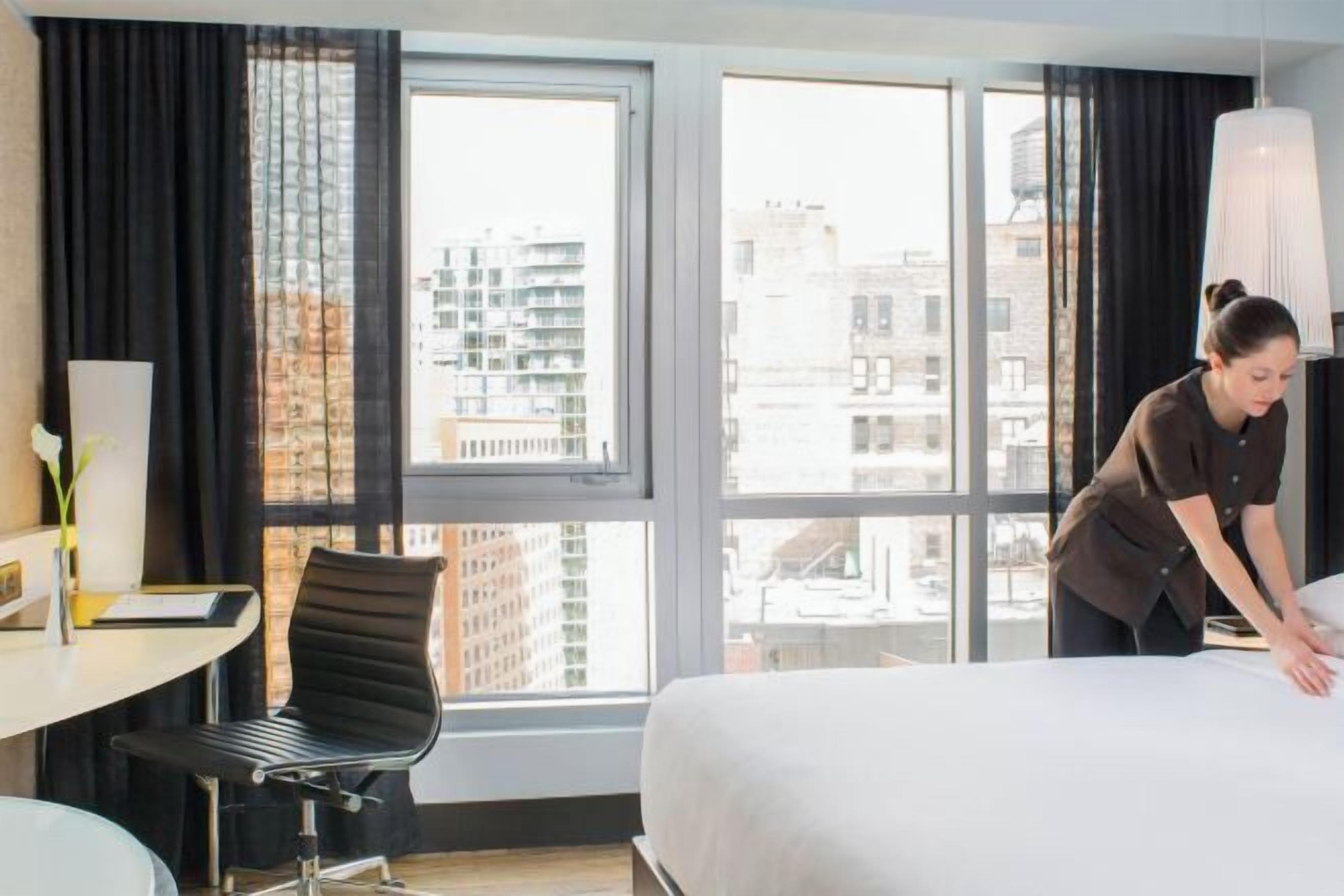 Sengetøy av topp kvalitet, dundyner, minibar og safe på rommet