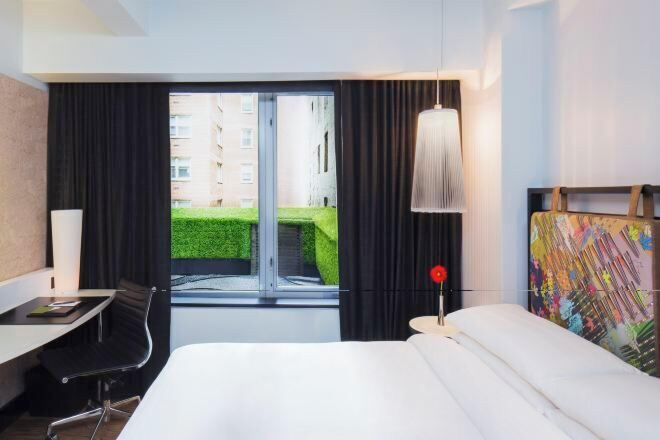 Sengetøy av topp kvalitet, dundyner, minibar og safe på rommet