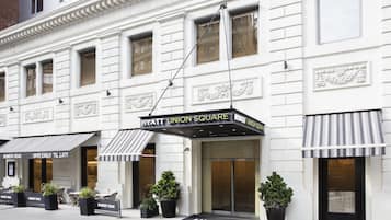 Pintu masuk properti