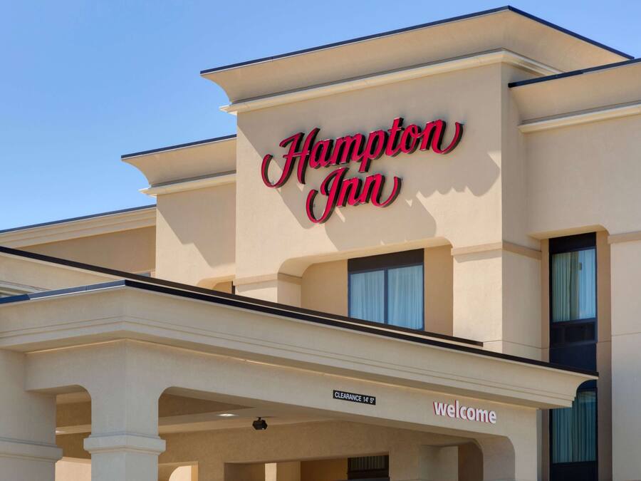 Un letrero de Hampton Inn con un cartel que dice claramente