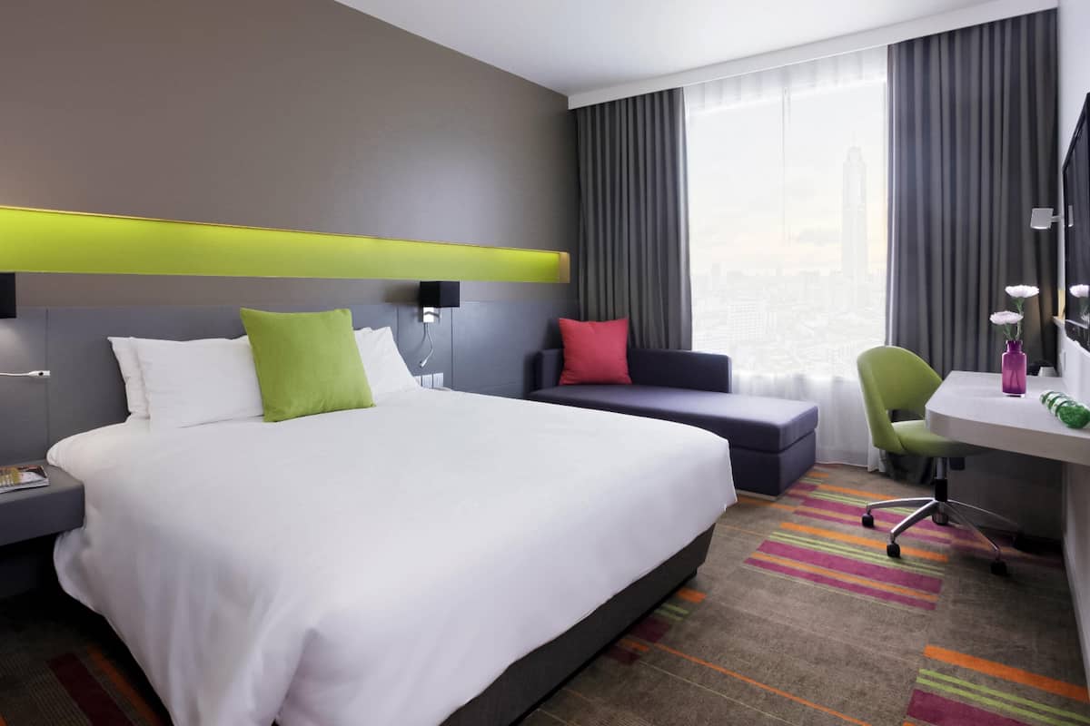 Quarto superior, 1 cama Queen | Cofres nos quartos, escrivaninha, espaço de trabalho para notebook