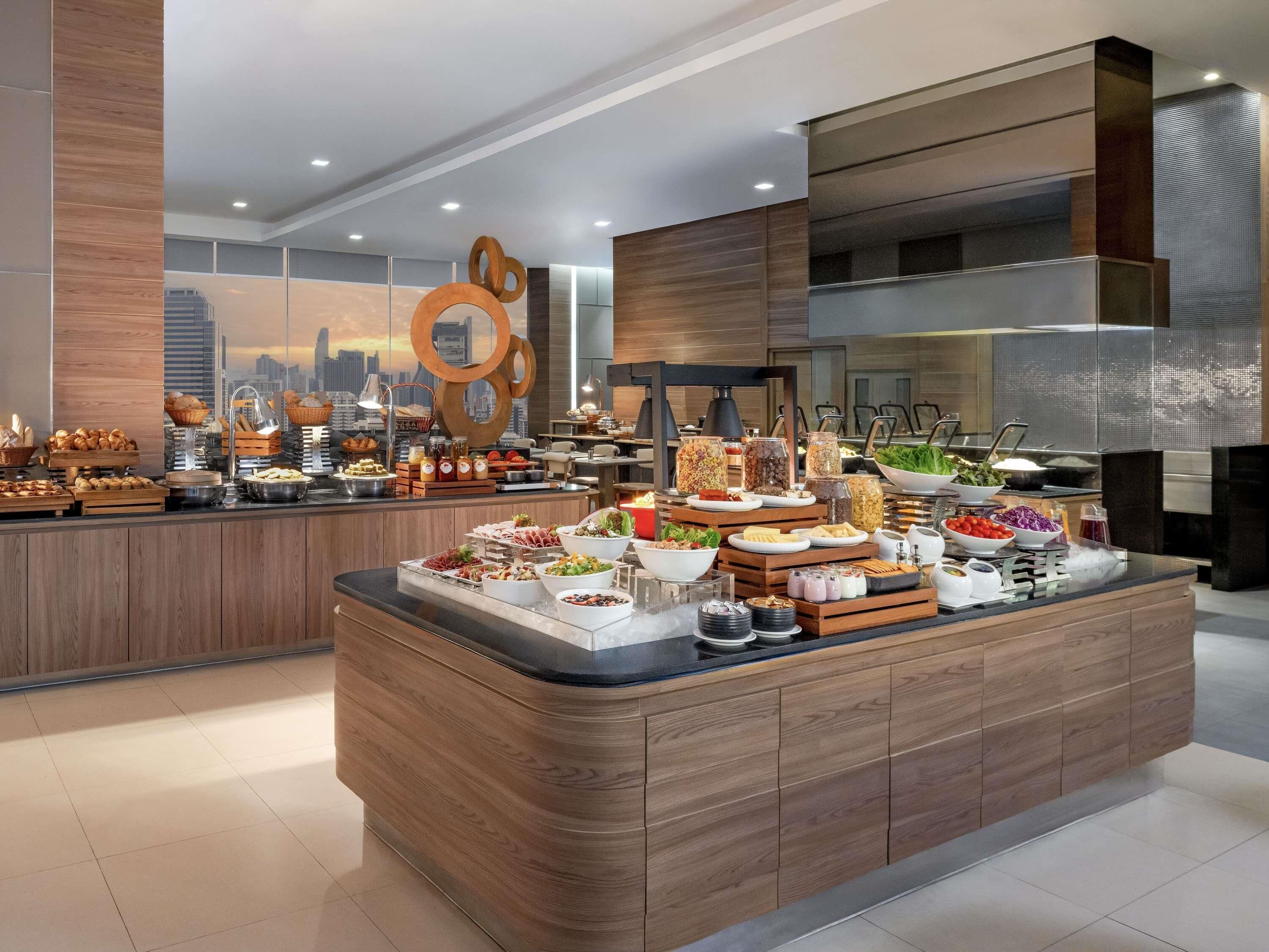 Breakfast served, international cuisine