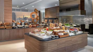 Breakfast served, international cuisine