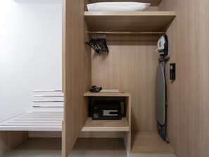 ตู้นิรภัยในห้องพัก, โต๊ะทำงาน, พื้นที่ทำงานแบบใช้แล็ปท็อป, ผ้าม่านกันแสง