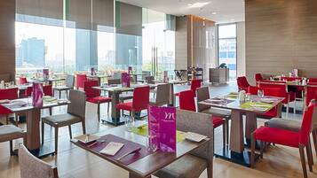 每日供应自助式早餐(每人 THB 494)