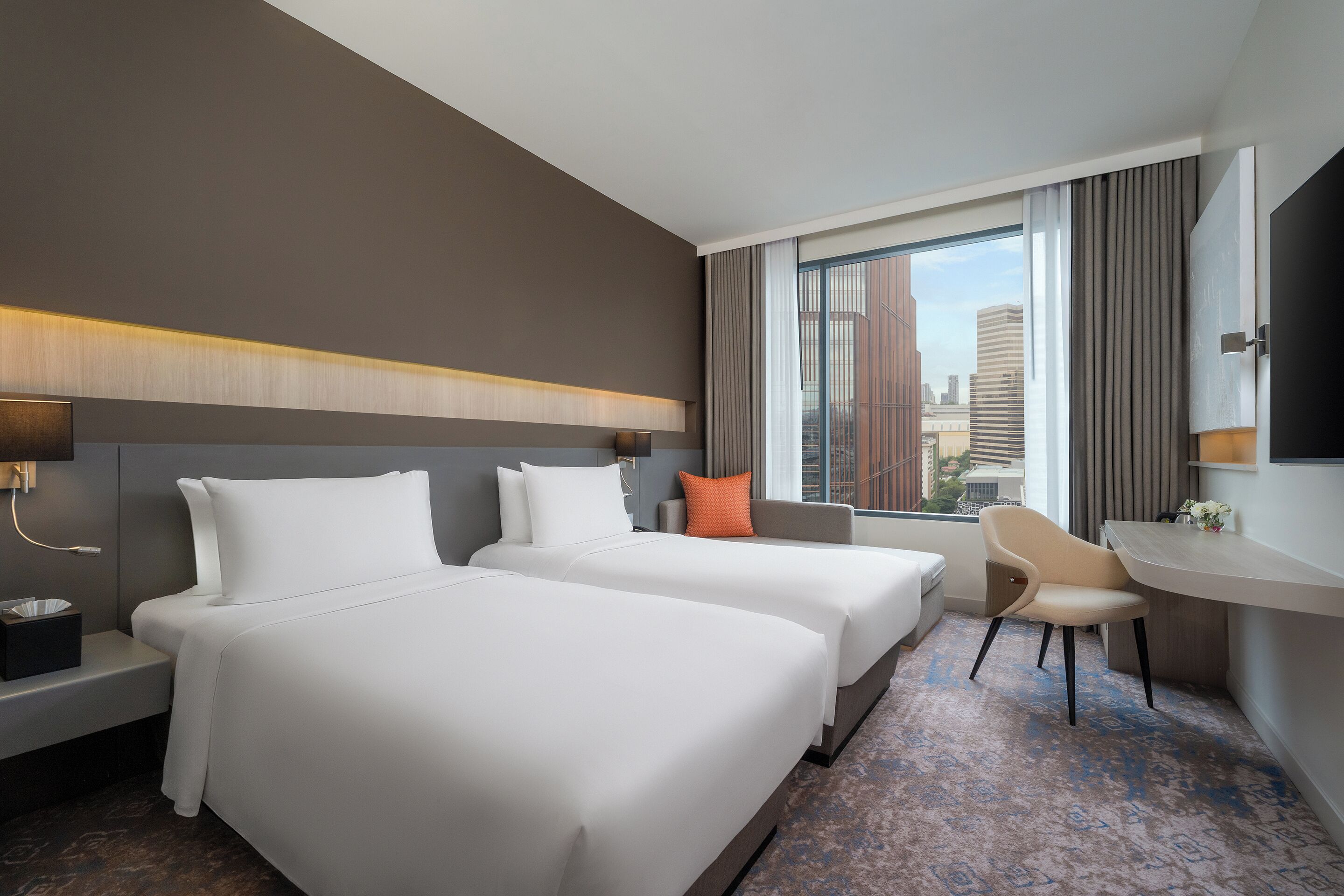 Zimmersafe, Schreibtisch, laptopgeeigneter Arbeitsplatz