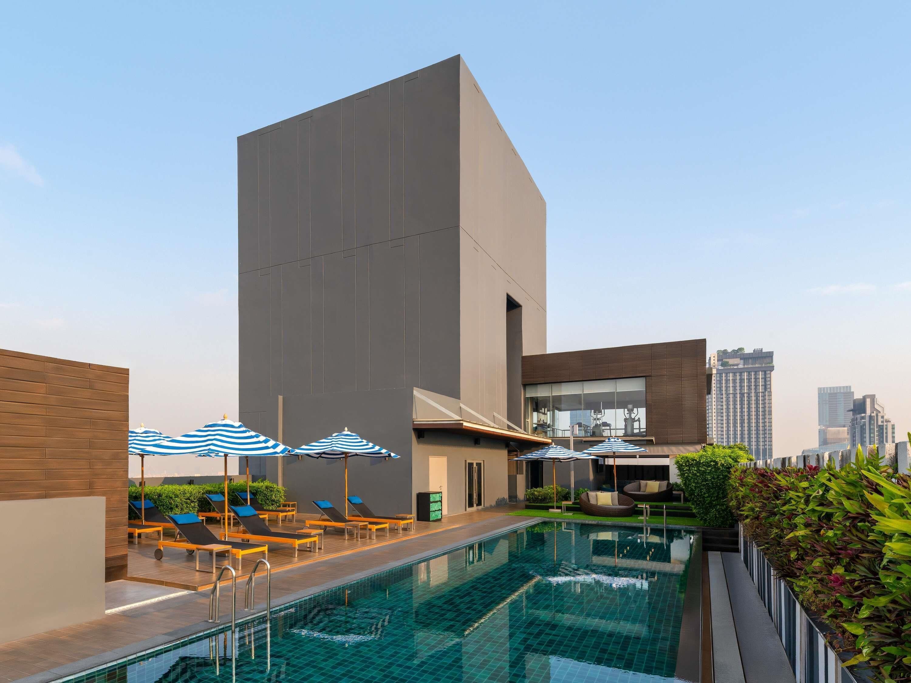 室外游泳池，07:00 至 22:00 开放，池畔遮阳伞，日光浴躺椅