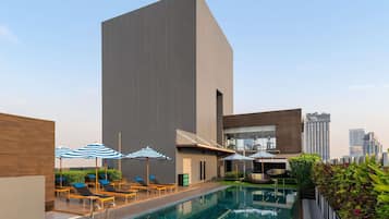 Kolam renang terbuka, dibuka dari pukul 7:00 hingga 22:00, payung kolam