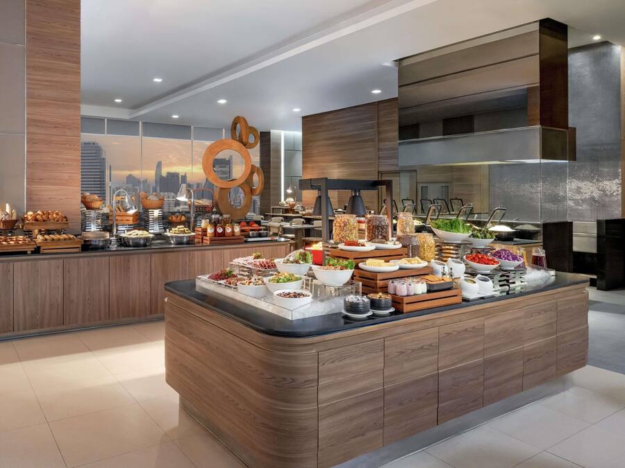 Breakfast served, international cuisine