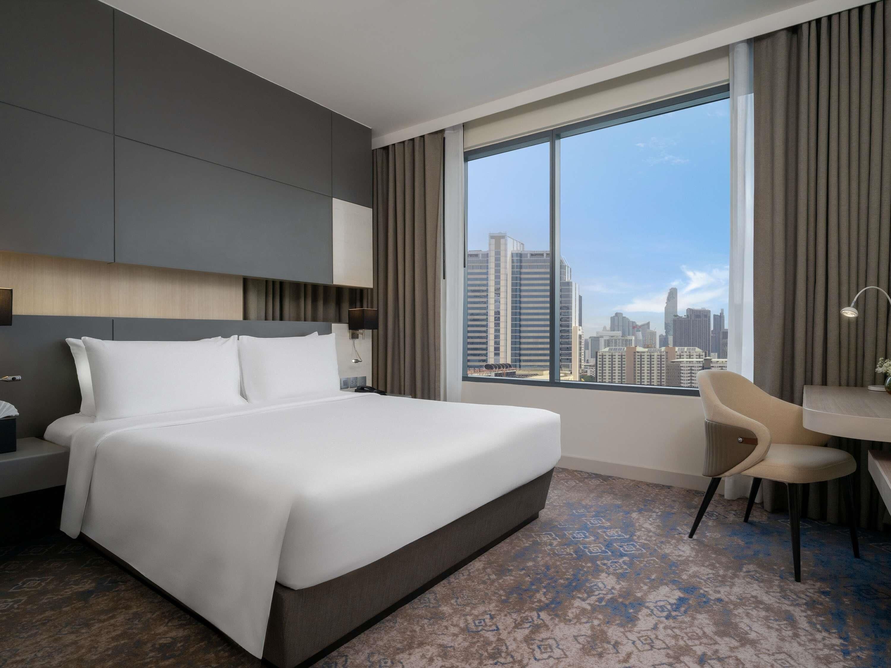 Deluxe Suite, 1 Queen Bed | In-room safe, desk, laptop workspace, blackout drapes