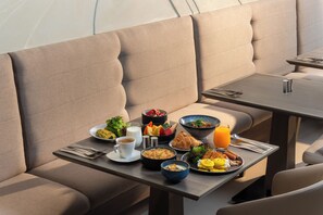 Desayuno buffet todos los días (con cargo) 