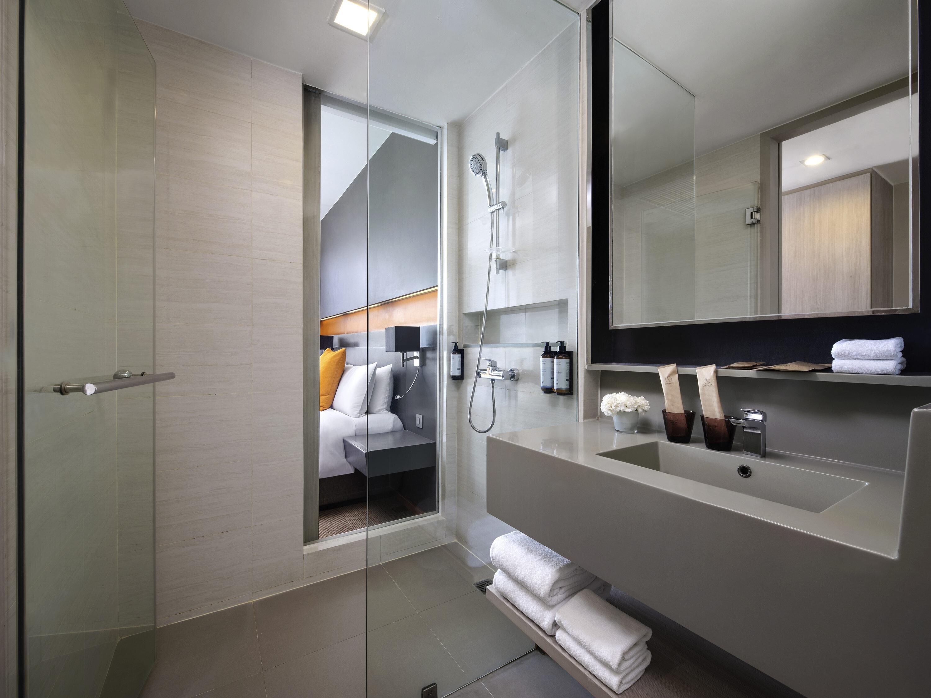 deluxe room, 1 queen bed | 1 bedroom, in-room safe, desk, laptop workspace