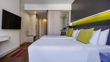 Caja de seguridad en la habitación y escritorio