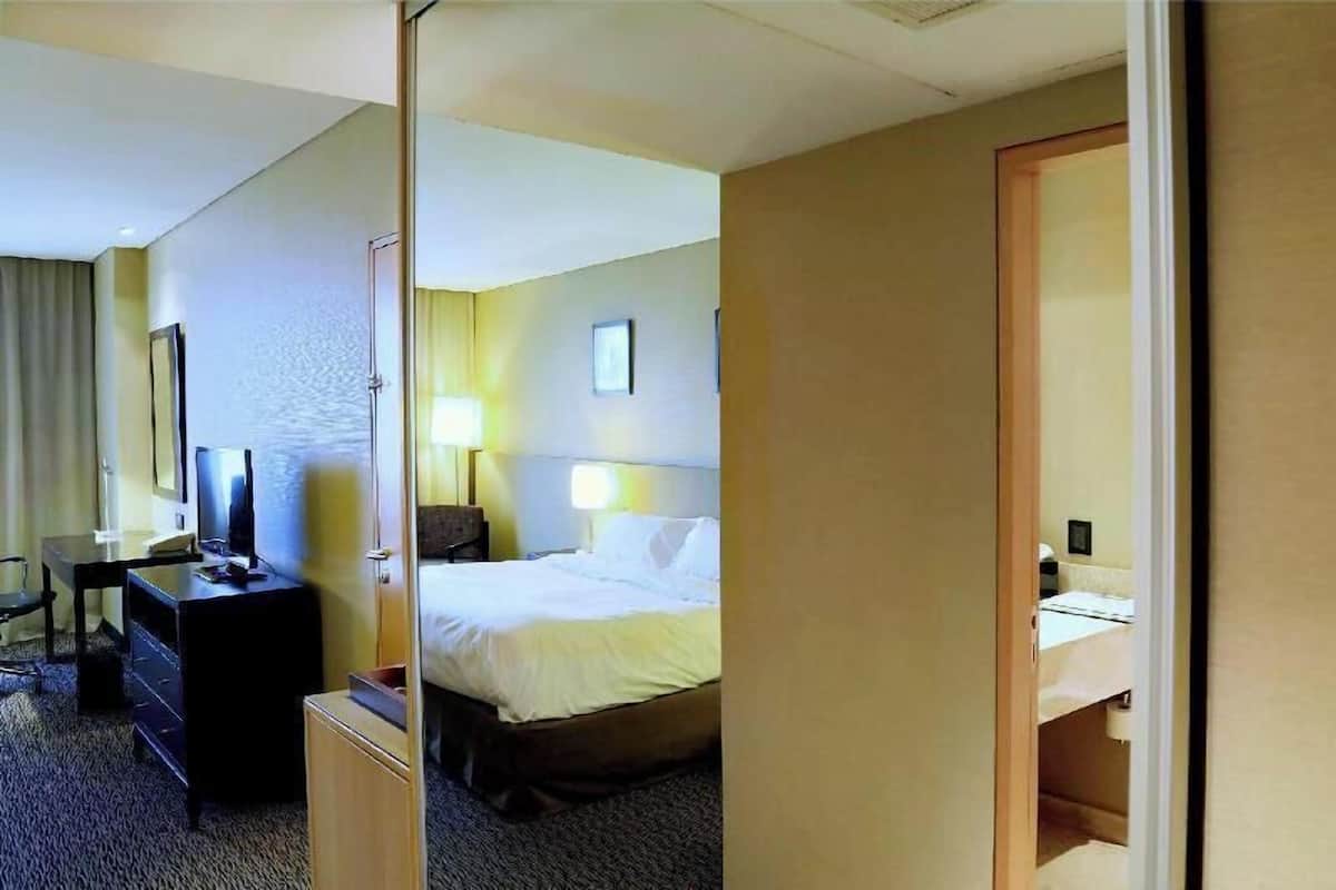 Värdeförvaringsskåp på rummet, skrivbord och ljudisolering