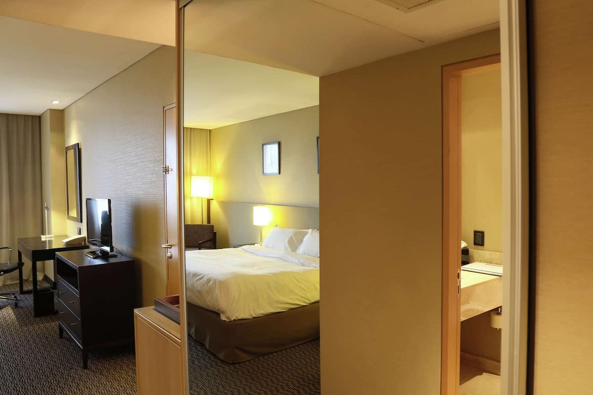 room, 1 king bed | in-room safe, desk, soundproofing, free cots/infant beds