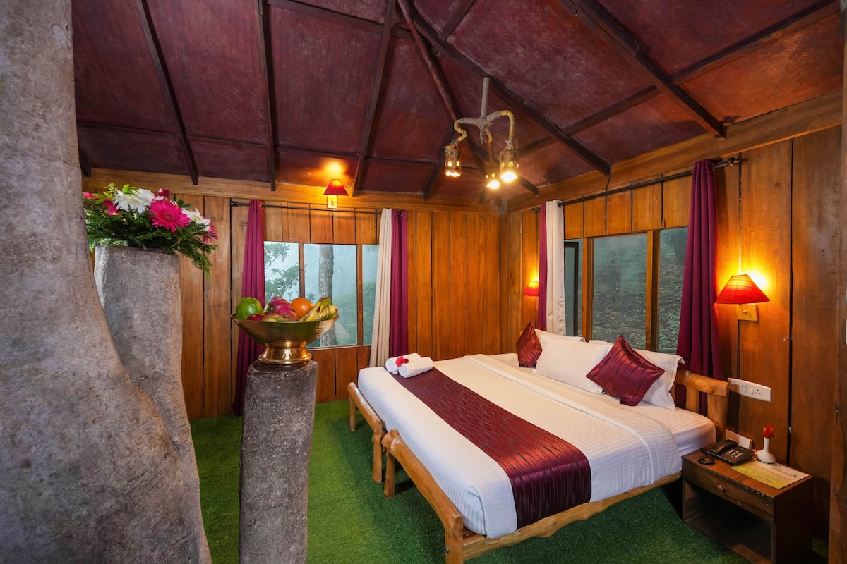 Tree House | 1 bedroom, desk