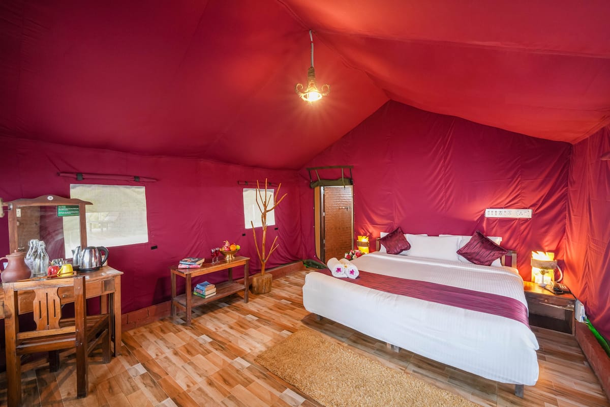 Valley View Premium Tent | Escrivaninha