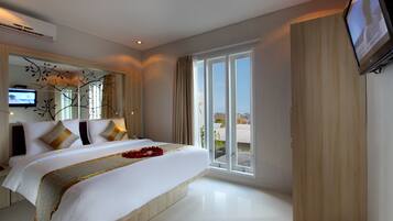 Premium bedding, in-room safe, free WiFi
