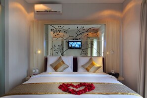Premium bedding, in-room safe, free WiFi