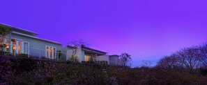 A modern house with a stone retaining wall and a balcony. - Paradise Loft Villas (Nusa Dua)