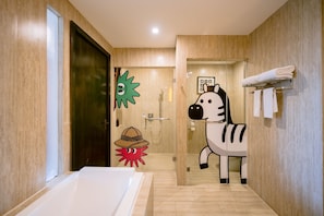 Family Room | Bathroom | Separate tub and shower, spring water tub, rainfall showerhead - Lv8 Resort Hotel (Canggu)
