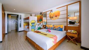 Una habitación de hotel con una cama grande, una mesita de noche de madera, un escritorio y un espejo.