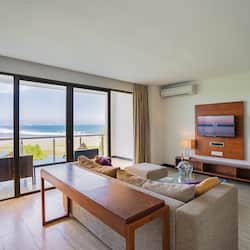Suite, 1 camera da letto, vista oceano parziale | Area soggiorno | TV LCD 42 pollici con canali satellitari, TV, caminetto