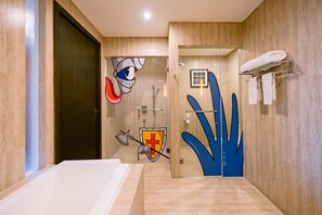 Family Room | Bathroom | Separate tub and shower, spring water tub, rainfall showerhead - Lv8 Resort Hotel (Canggu)
