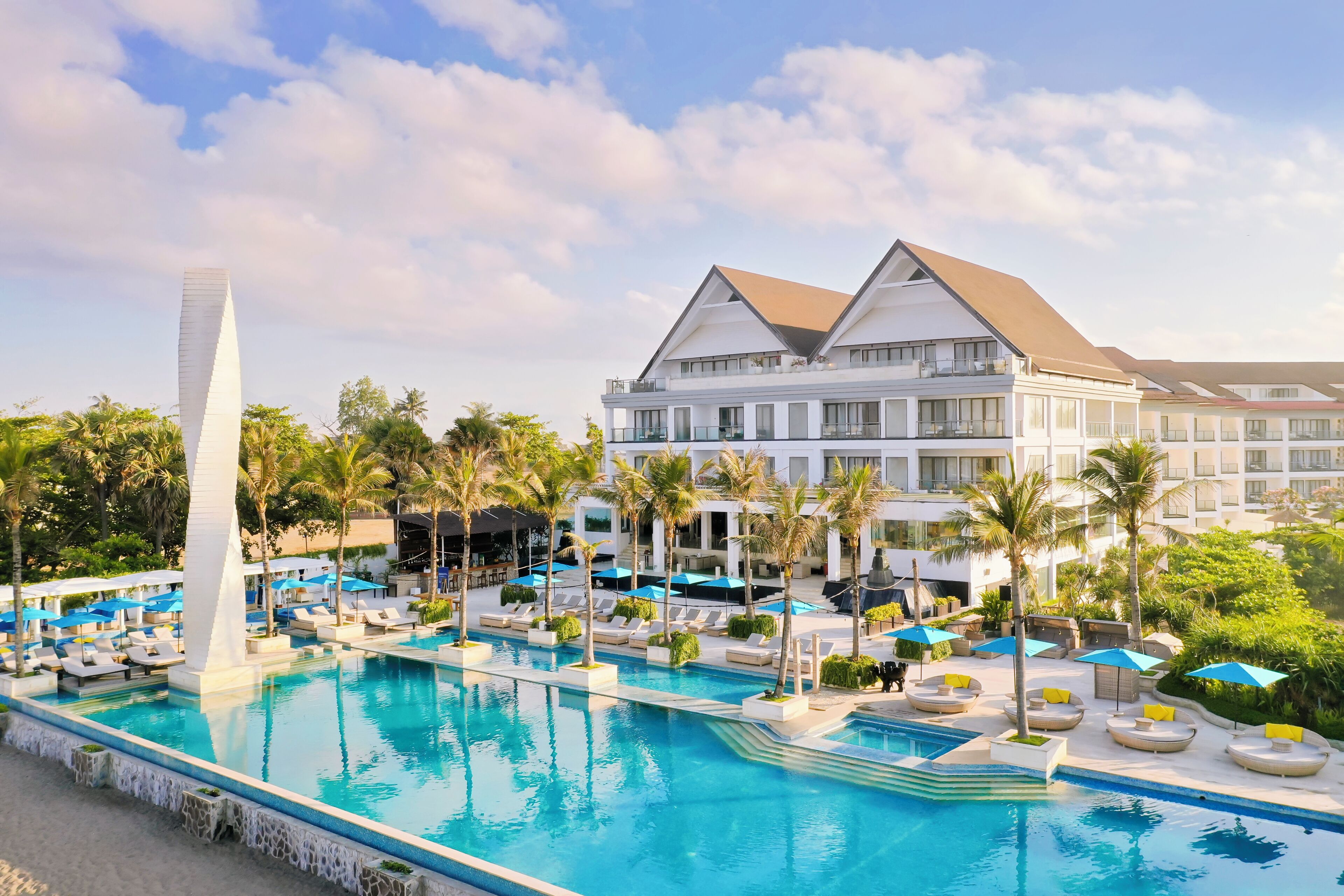 Outdoor pool, free pool cabanas, pool umbrellas