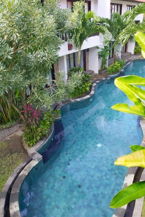 Outdoor pool, sun loungers - Seminyak Townhouse Apartment (Legian)