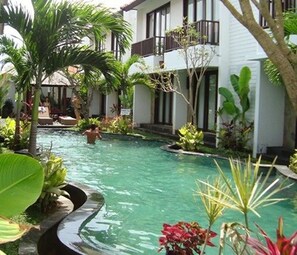 Outdoor pool, sun loungers - Seminyak Townhouse Apartment (Legian)
