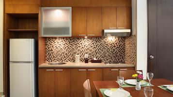 Fridge, stovetop, coffee/tea maker, electric kettle