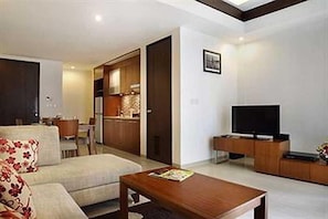 2 bedrooms, in-room safe, desk, iron/ironing board - Seminyak Townhouse Apartment (Legian)