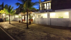 A well-lit, modern townhouse with a balcony and a covered outdoor seating area. - Seminyak Townhouse Apartment (Legian)