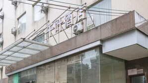 Un hotel con fachada moderna, grandes ventanales de vidrio y un cartel que indica que se trata de un hotel.